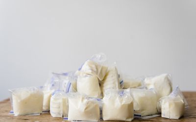 桌上有袋装的冷冻母乳