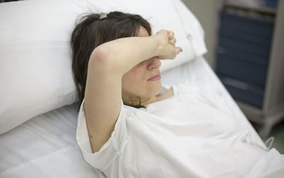 躺在病床上的妇女