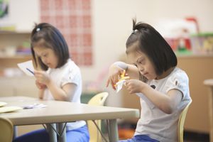 在大学里的学生和学生一起失败