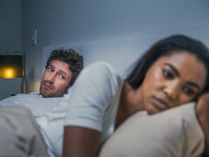 悲伤的女人在家里无视男人