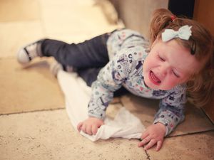 幼儿在地板上发脾气