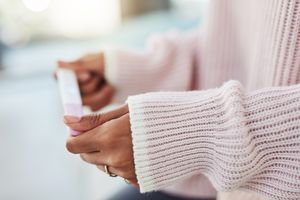 妇女在服用克罗米德后检查验孕棒华体会体育官方人口