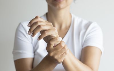 女子握着疼痛的手腕