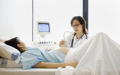 孕妇进行超声扫描