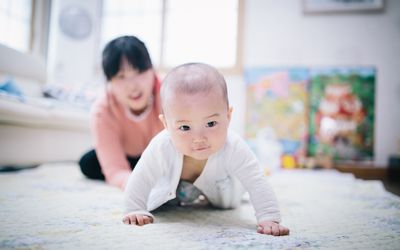 快乐微笑的男婴